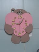 Vector de Reloj de Pared Oso con Corazón