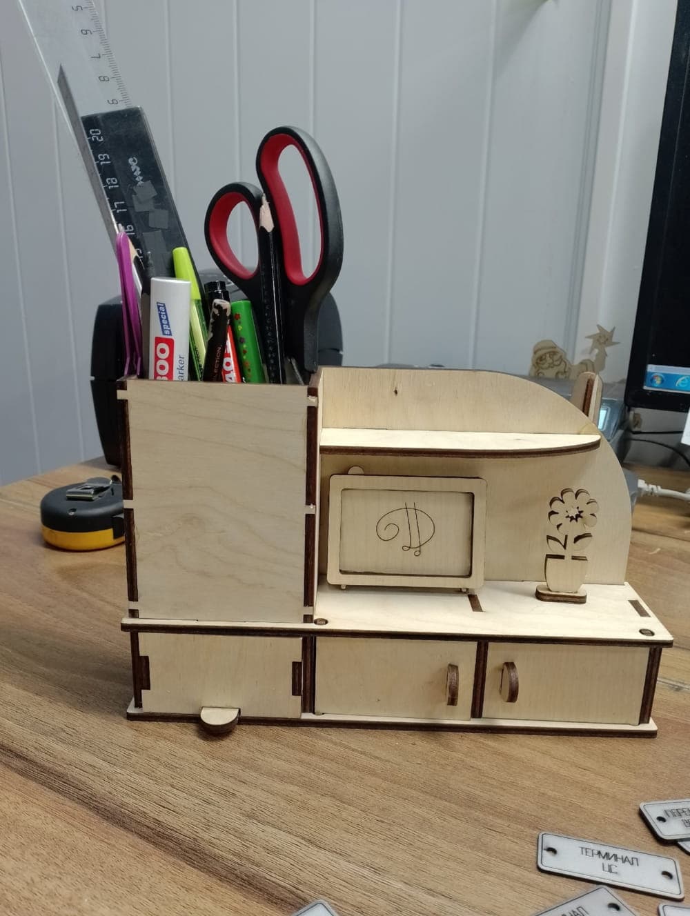 Organizador de Escritorio con Mini TV - Archivo Vectorial Láser