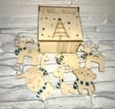Caja de Regalo Navideña Cortada a Láser con Adornos Vector