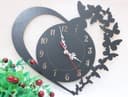 Archivo Vectorial de Reloj de Pared Corazón con Mariposas