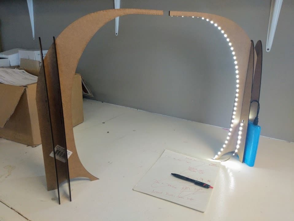 Archivo Vectorial para Lámpara de Escritorio LED en Arco