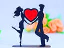 Archivo Vectorial de Pareja Romántica con Corazón para Corte Láser