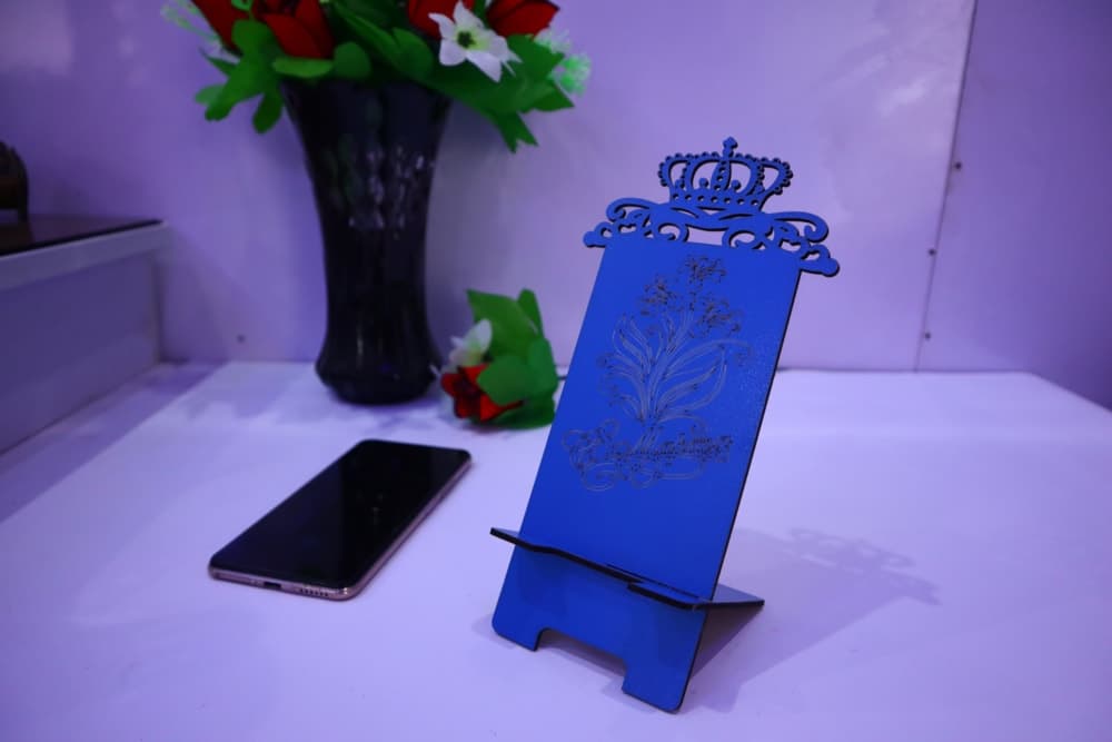 Suporte de Celular de Madeira Coroa Real Arquivo DXF para Corte Laser