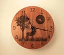 Archivo Vectorial de Reloj de Pared Rústico con Ciervo y Bosque