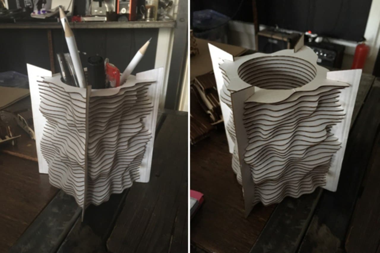 Suporte de Caneta em Camadas Topográficas Template Laser Cut